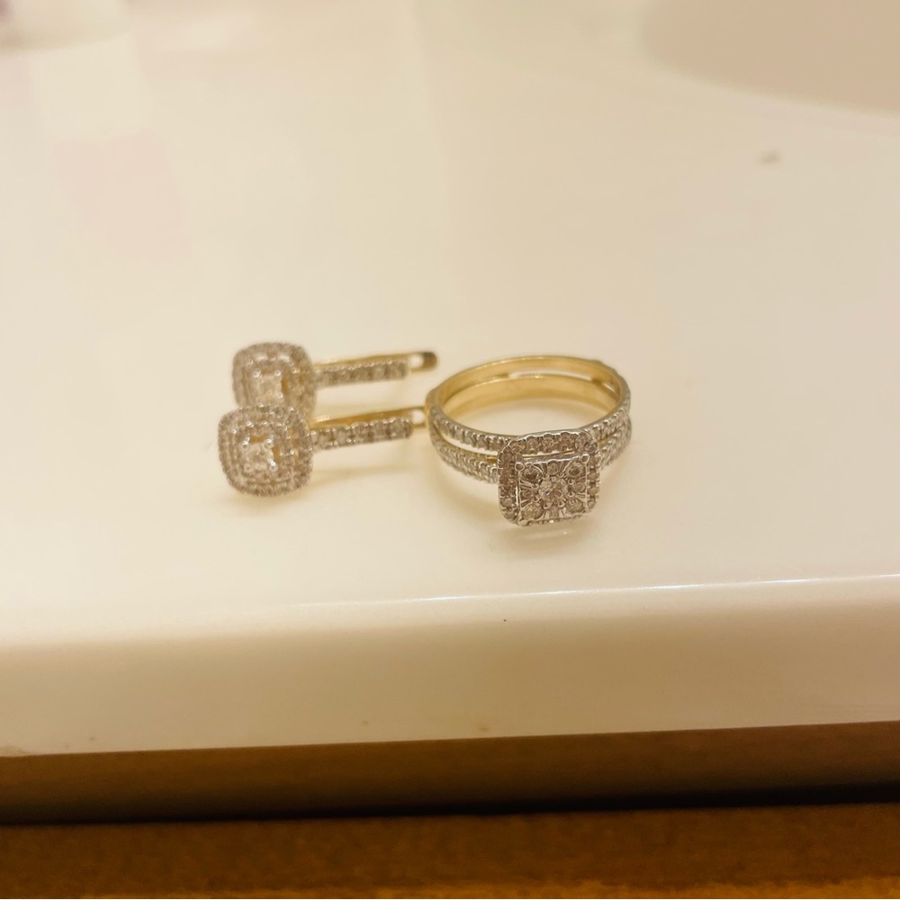 Set of gold ring and earrings with diamonds